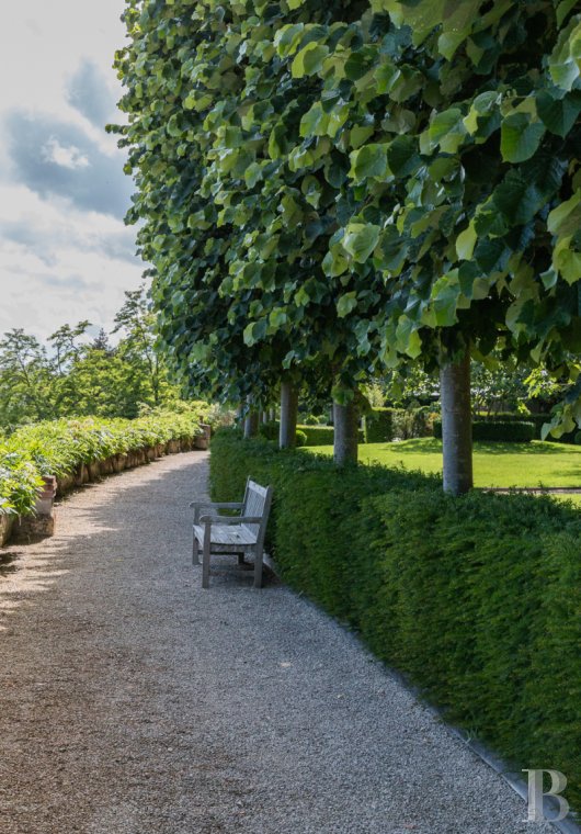 Sur les bords de Loire à l’est de Tours, les dépendances d’un manoir du 18e siècle et son jardin labellisé « remarquable » - photo  n°8
